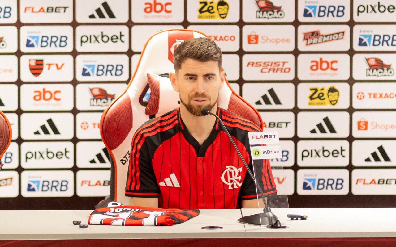 Jorginho com novo uniforme de viagem para o Mundial de Clubes (Foto: Adriano Fontes / Flamengo)