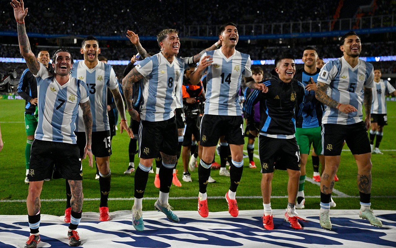Jogadores da Argentina celebram vitória sobre o Brasil, no Monumental de Núñez (Foto: Luis Robayo/AFP)