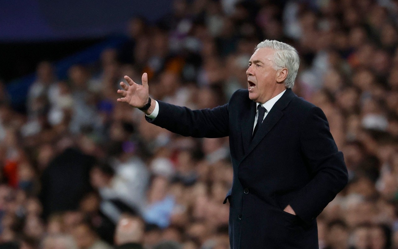 Ancelotti orienta jogadores do Real Madrid em jogo contra o Arsenal (Foto: Pierre-Philippe Marcou/AFP)