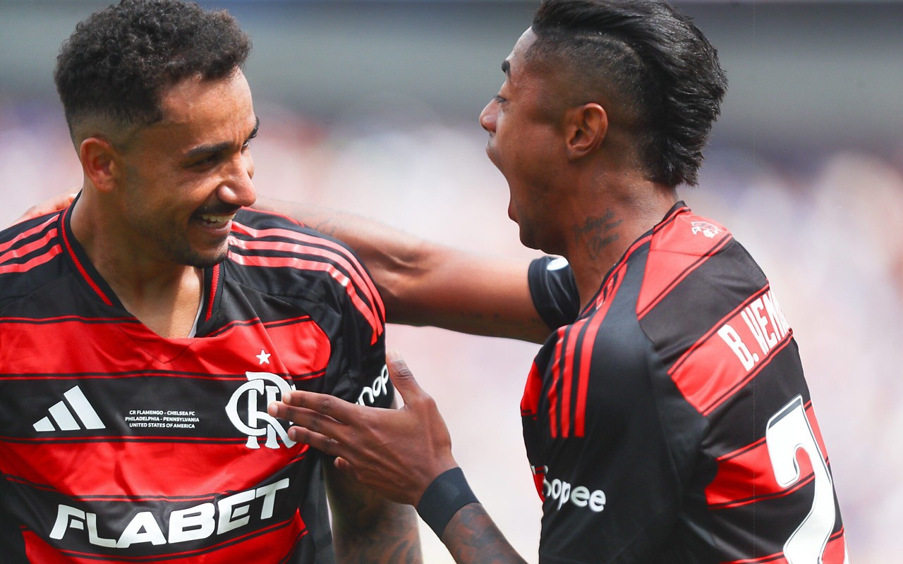 Danilo (à esquerda) e Bruno Henrique (à direita) comemoram gol do Flamengo (Foto: Gilvan de Souza/Flamengo)