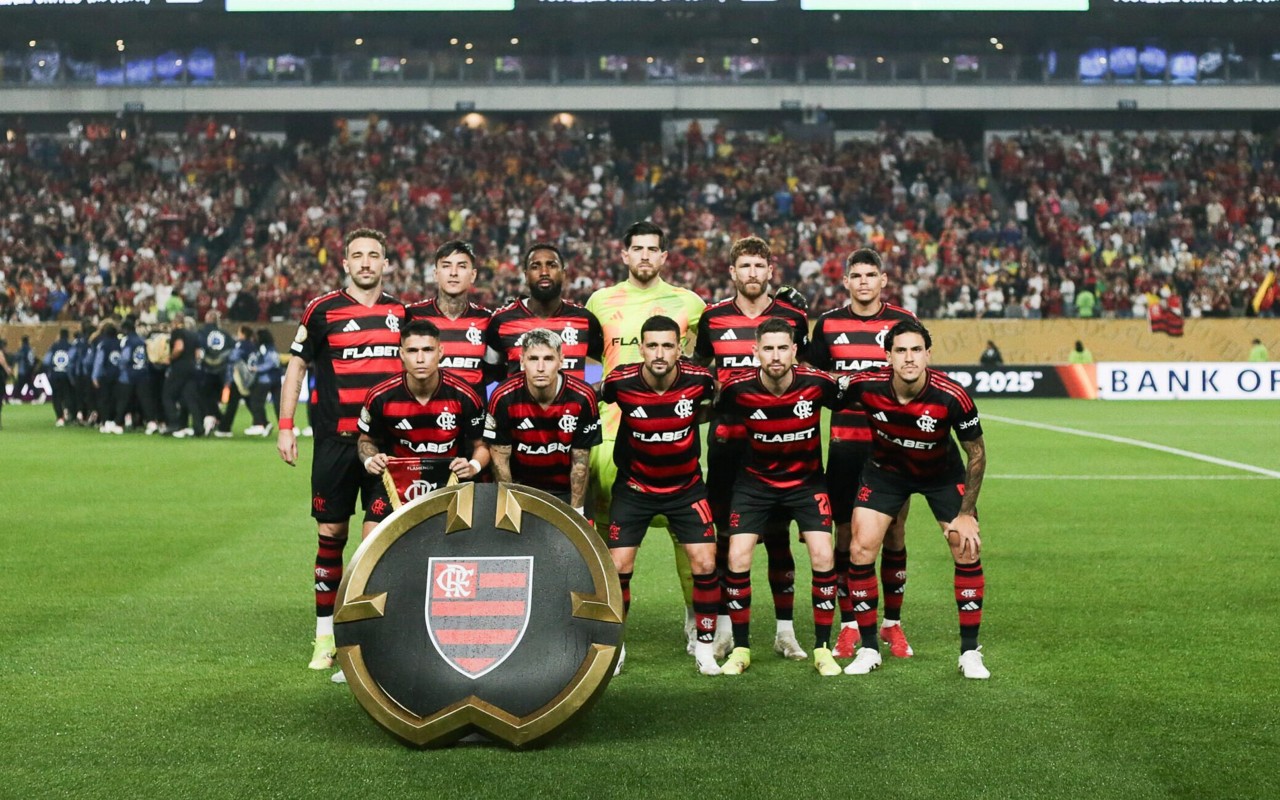 Elenco do Flamengo em campo para estreia do Mundial (Foto: Gilvan de Souza/Flamengo)