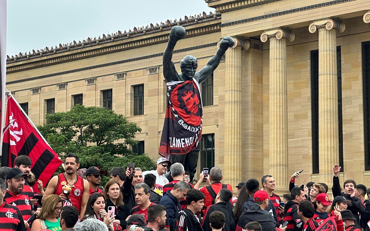 Torcedores do Flamengo lotam escadaria na Filadélfia e deixam o Rocky trajado de vermelho e preto (Lucas Bayer / Lance!)
