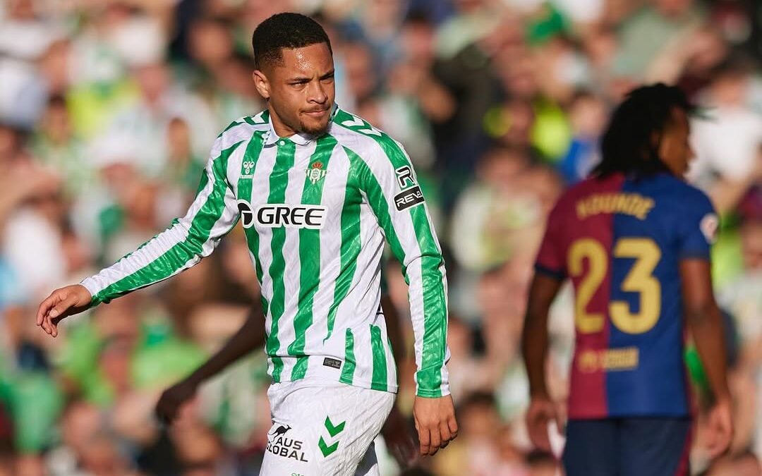 Vitor Roque em ação pelo Real Betis contra o Barcelona (Foto: Reprodução/Instagram @vitor_roque9)
