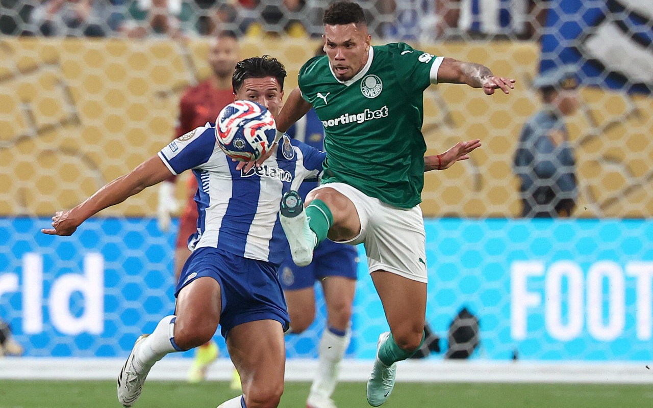 Paulinho em campo contra o Porto, na estreia do Palmeiras no Mundial (Foto: Franck Fife/AFP)