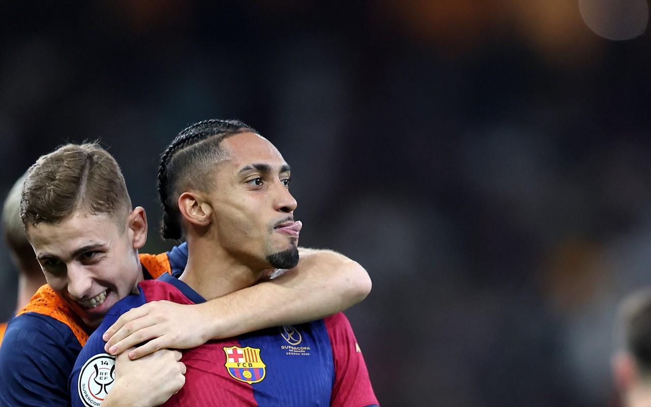 Raphinha comemora gol pelo Barcelona (Foto: Haitham Al-Shukairi/AFP)