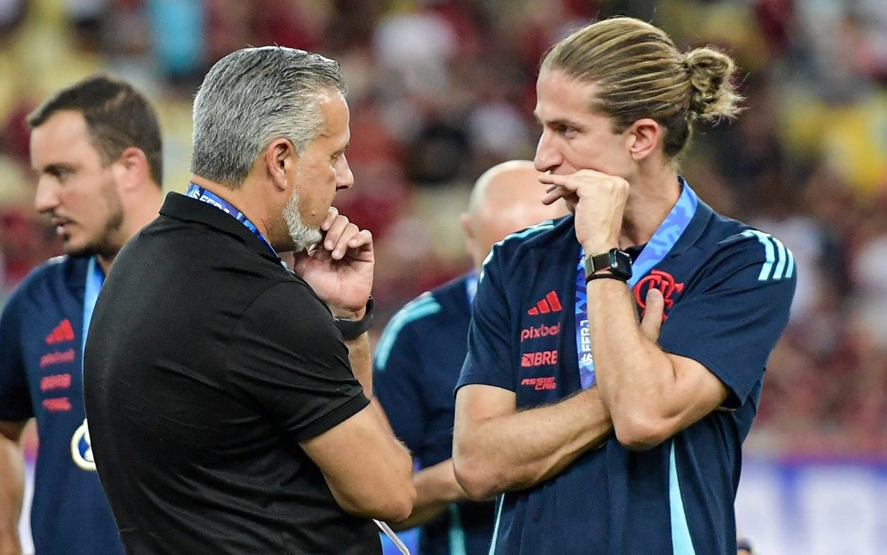Filipe Luís conversa com José Boto após título do Flamengo na Taça Guanabara (Foto: Thiago Ribeiro/AGIF)
