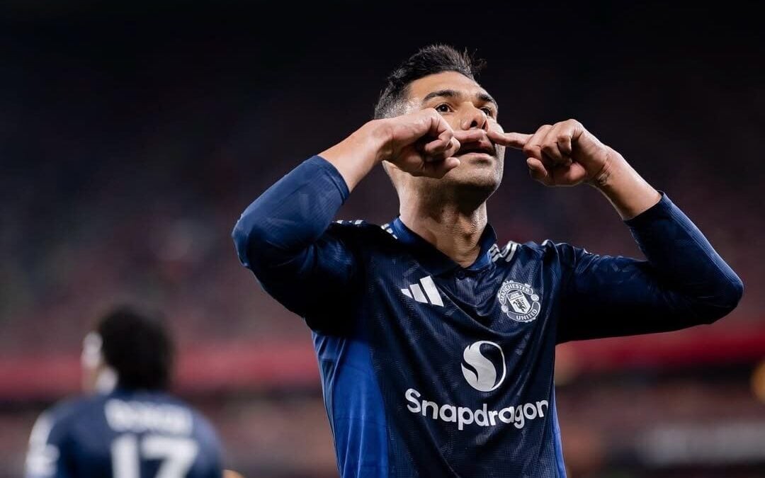 Casemiro comemora gol pelo Manchester United na Liga Europa (Foto: Reprodução)