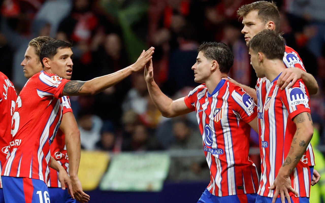 Julián Álvarez é celebrado por companheiros de Atlético de Madrid após marcar diante do Real Valladolid (Foto: Pierre-Philippe Marcou / AFP)