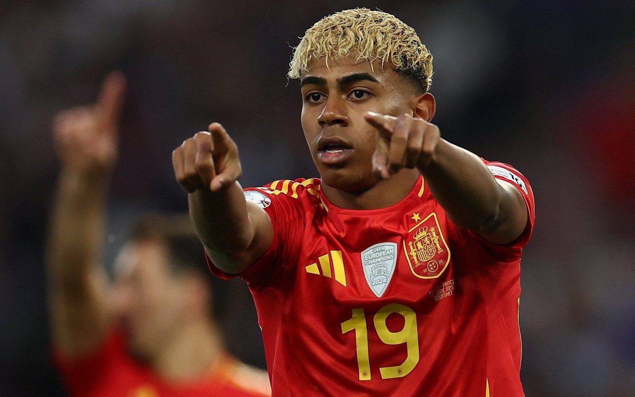 Lamine Yamal em ação pela Espanha contra a França, na Nations League (Foto: FRANCK FIFE / AFP)