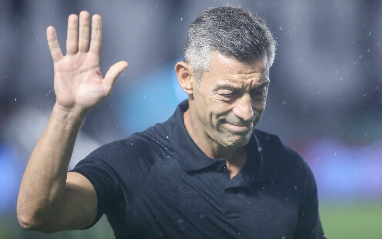 Pedro Caixinha deixou o comando do Santos após derrota para o Fluminense (Foto: Reinaldo Campos/AGIF)