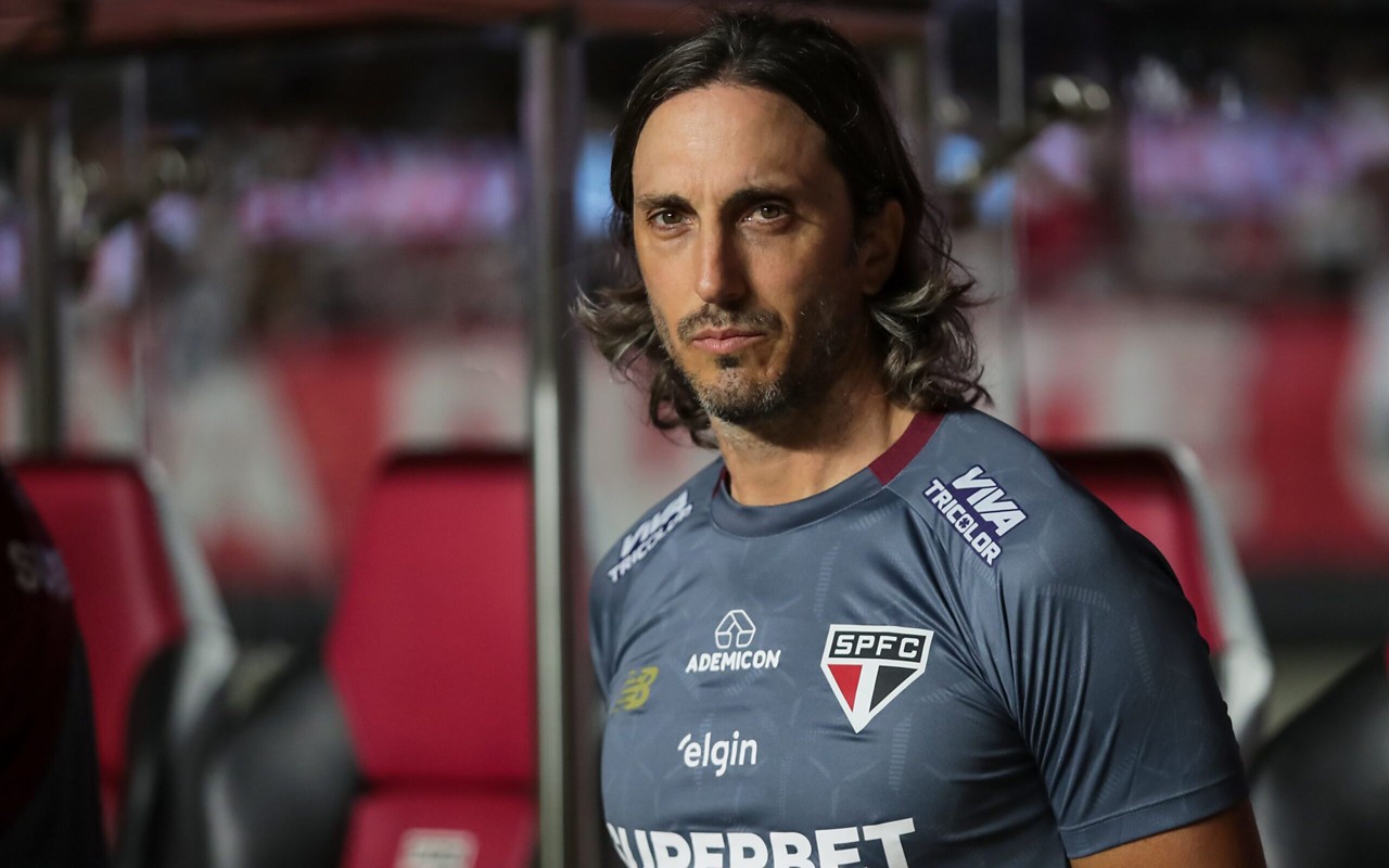 Zubeldía foi expulso na reta final do primeiro tempo da partida entre Atlético-MG e São Paulo (Foto: Marco Miatelo/AGIF)