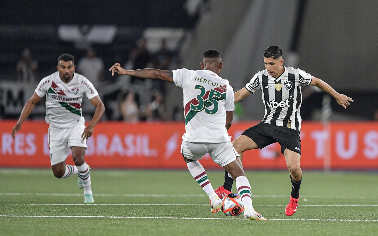 Botafogo venceu o Fluminense por 2 a 1 no Nilton Santos (Foto: Thiago Ribeiro/AGIF)