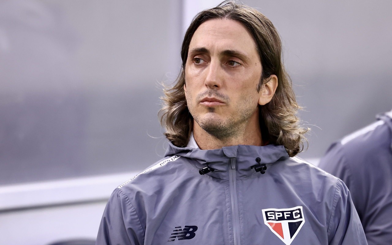 Luis Zubeldía teve o trabalho no São Paulo questionado após derrota para o Palmeiras, pelo Brasileirão (Foto: Marcello Zambrana/AGIF)