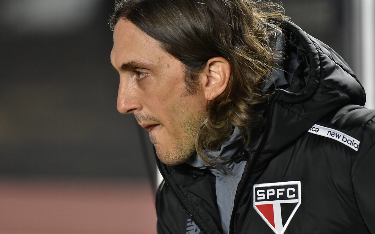 Zubeldia vive momento conturbado no comando do São Paulo (Foto: Jota Erre/AGIF)