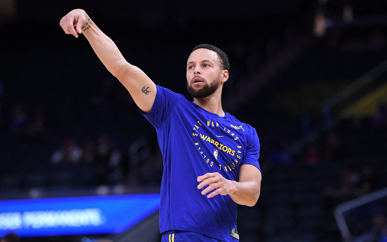 Stephen Curry durante aquecimenro antes de jogo do Golden State Warriors (Foto: Noah Graham/NBAE via Getty Images/AFP)