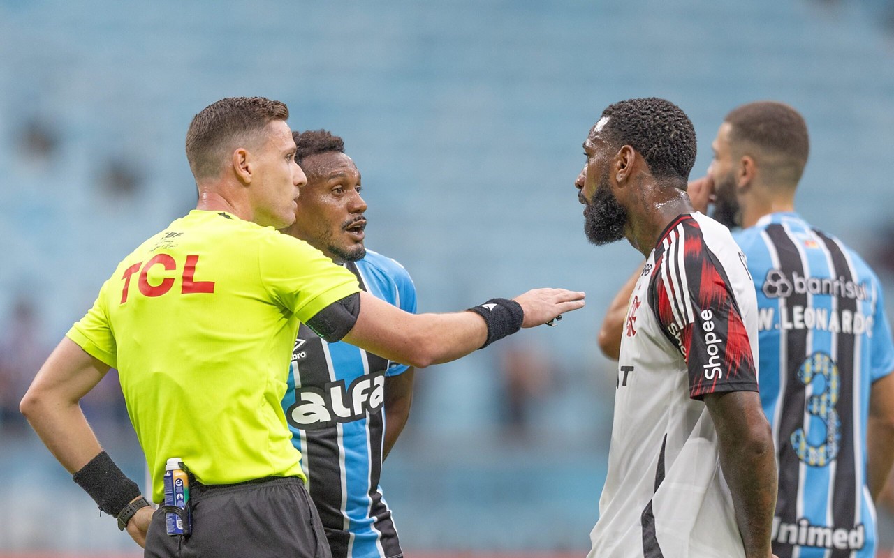 Ramon Abatti Abel apita Grêmio x Flamengo (Foto: Liamara Polli/AGIF)