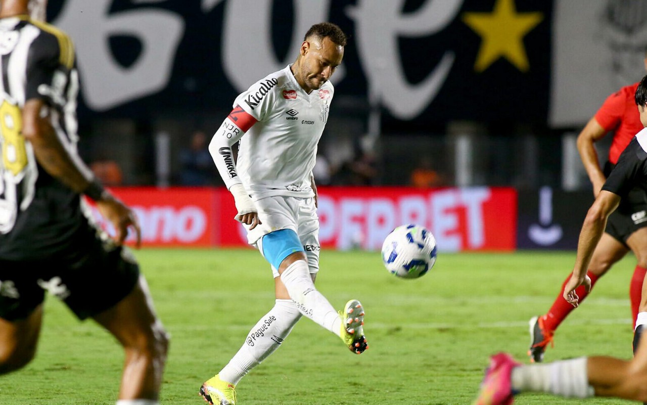 Neymar em ação na partida entre Santos e Atlético-MG (Foto: Mauricio De Souza/AGIF)
