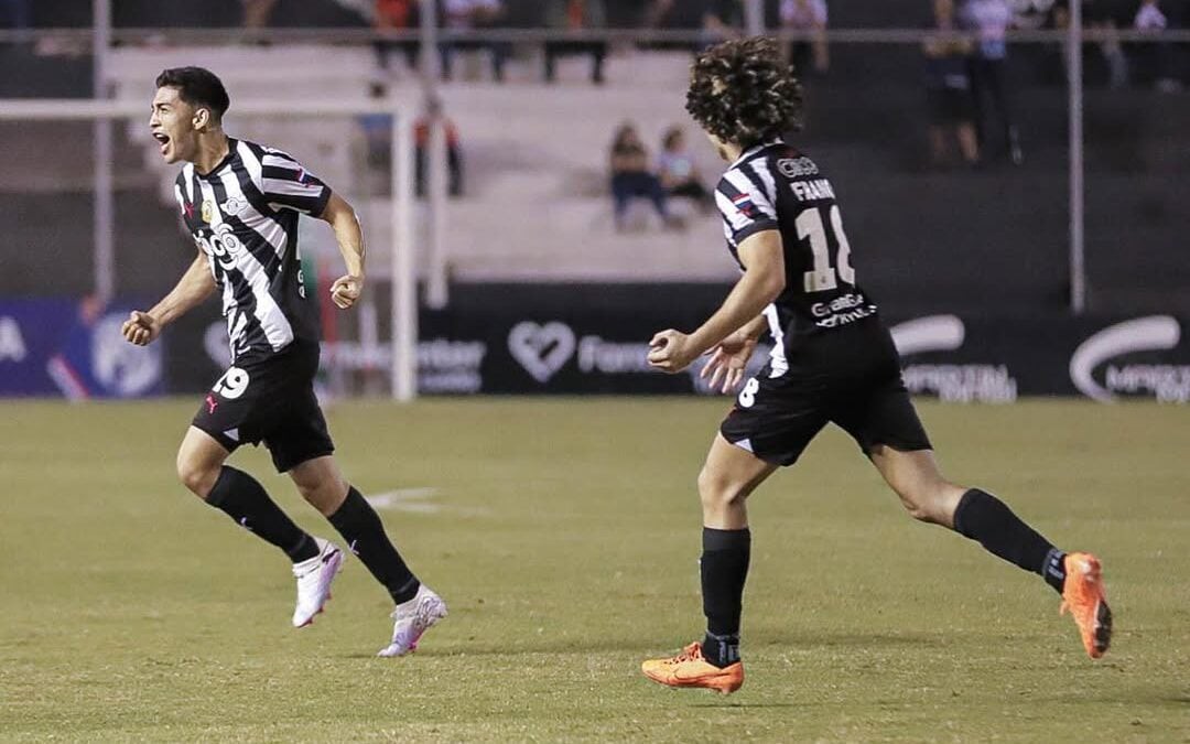 Reforço do Fluminense, Lezcano comemora gol pelo Libertad (Foto: Divulgação/Libertad)
