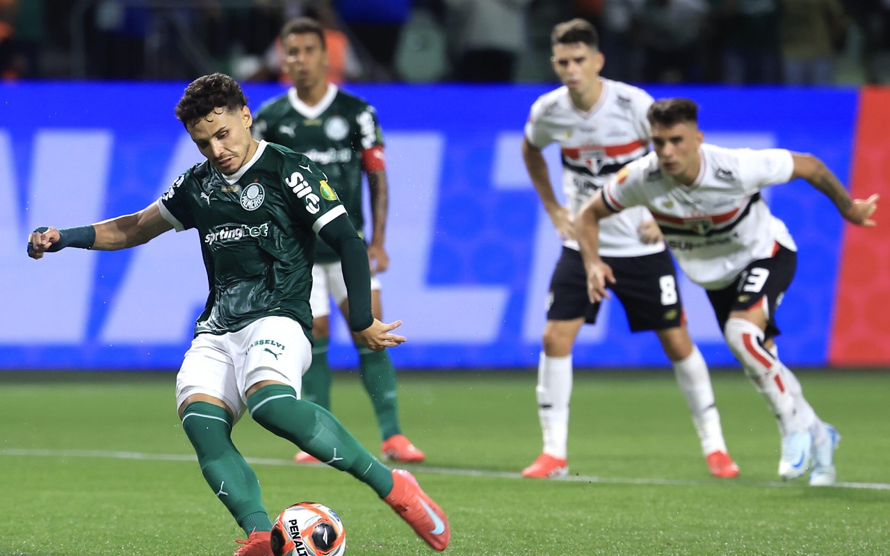 Raphael Veiga marcou de pênalti para o Palmeiras contra o São Paulo (Foto: Marcello Zambrana/AGIF)
