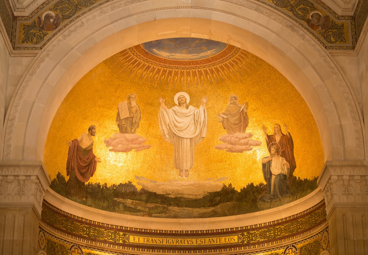 Mosaico sobre transfiguração de Jesus em catedral no monte Tabor, em Israel