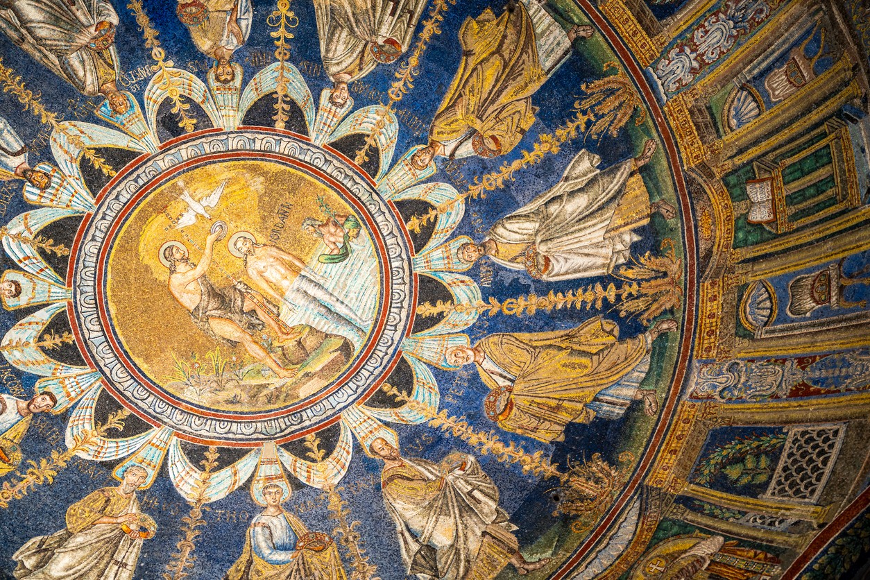 Mosaico na basílica de Ravenna mostra o batismo de Jesus por João, que seria o profeta Elias reencarnado, segundo o Livro de Malaquias, na Bíblia