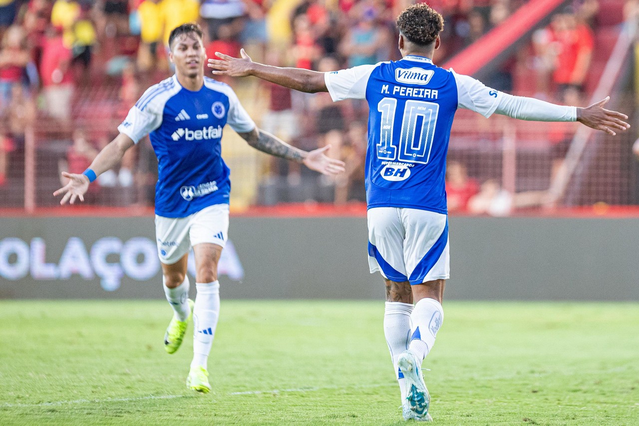 Matheus Pereira comemora gol com o companheiro Kaio Jorge