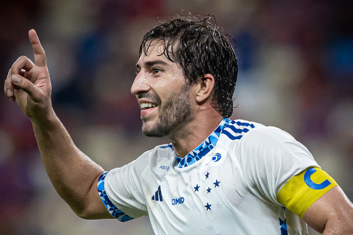 Lucas Silva celebra gol marcado sobre o Fortaleza