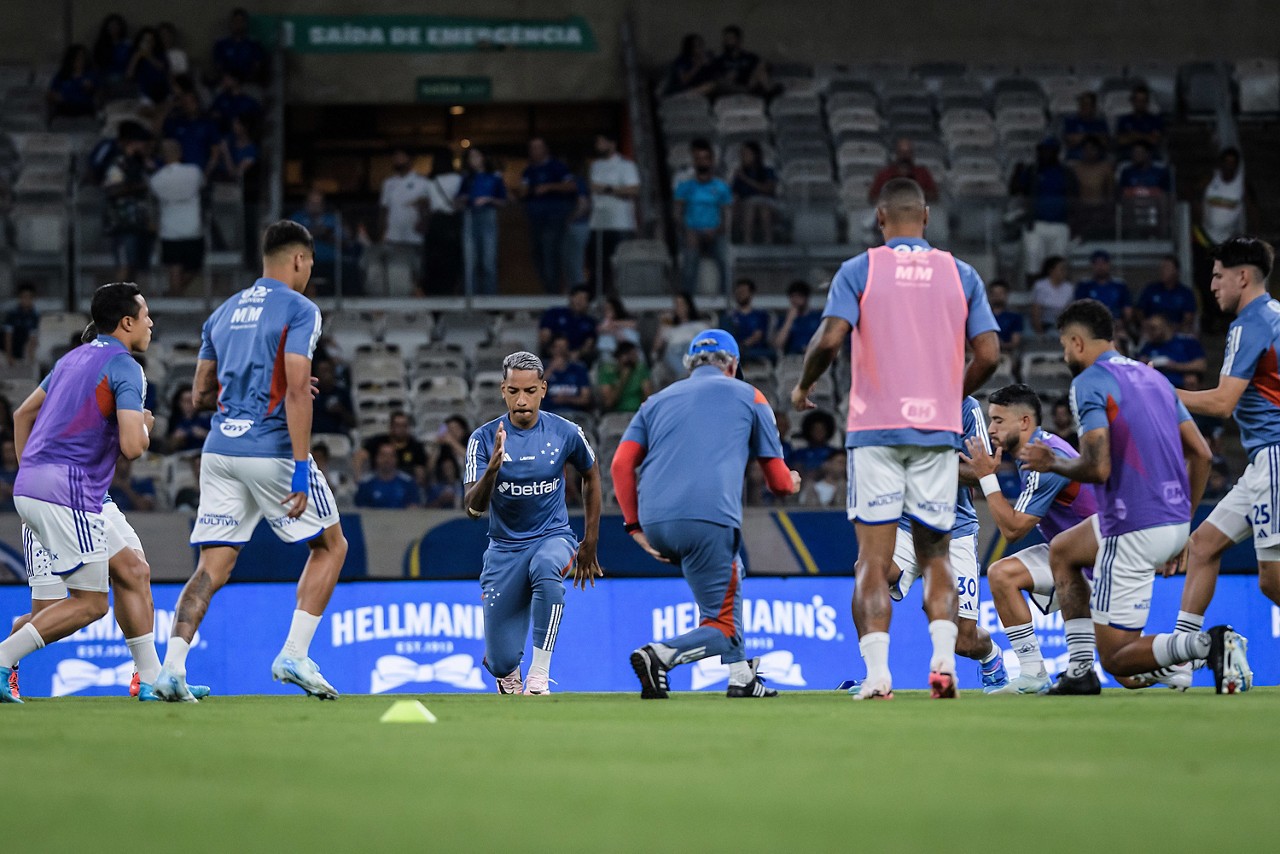Cruzeiro se aquece antes da partida contra ao Bahia, no Mineirão
