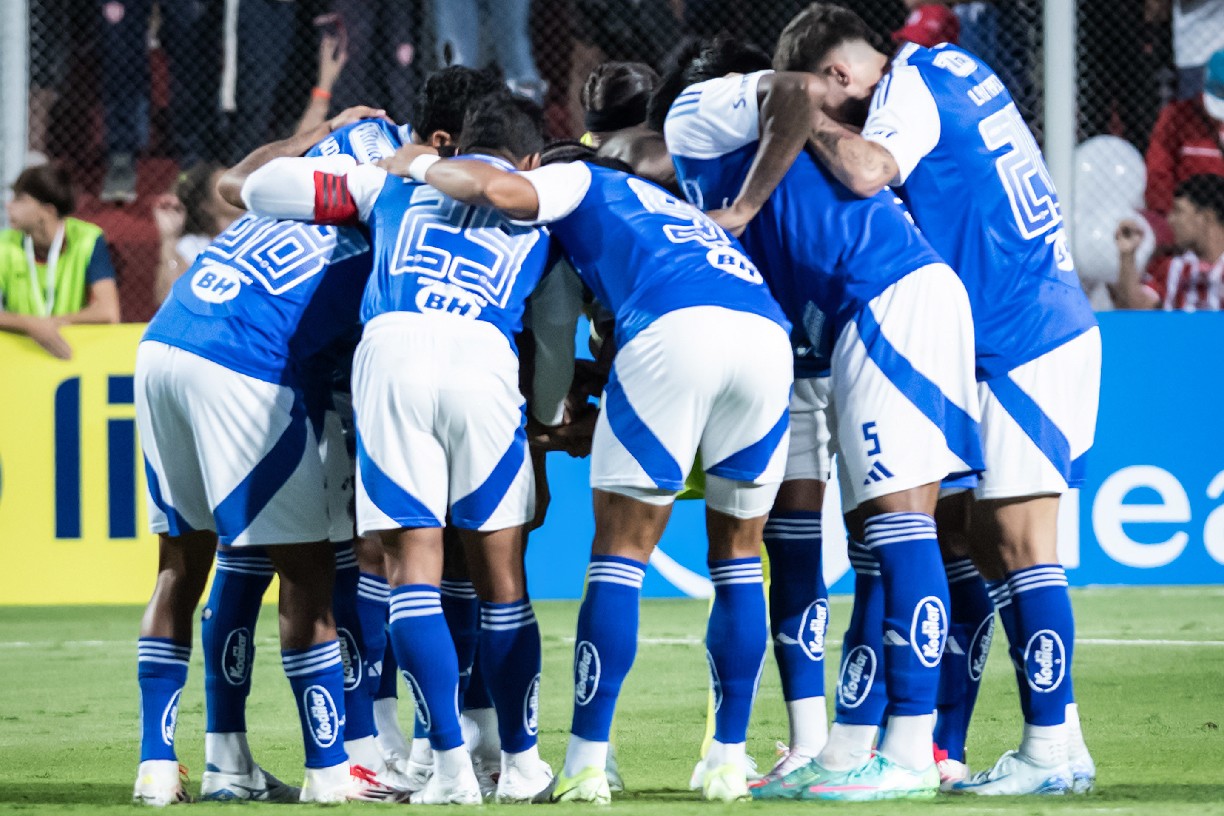 Jogadores do Cruzeiro antes de a bola rolar contra o Unión de Santa Fé