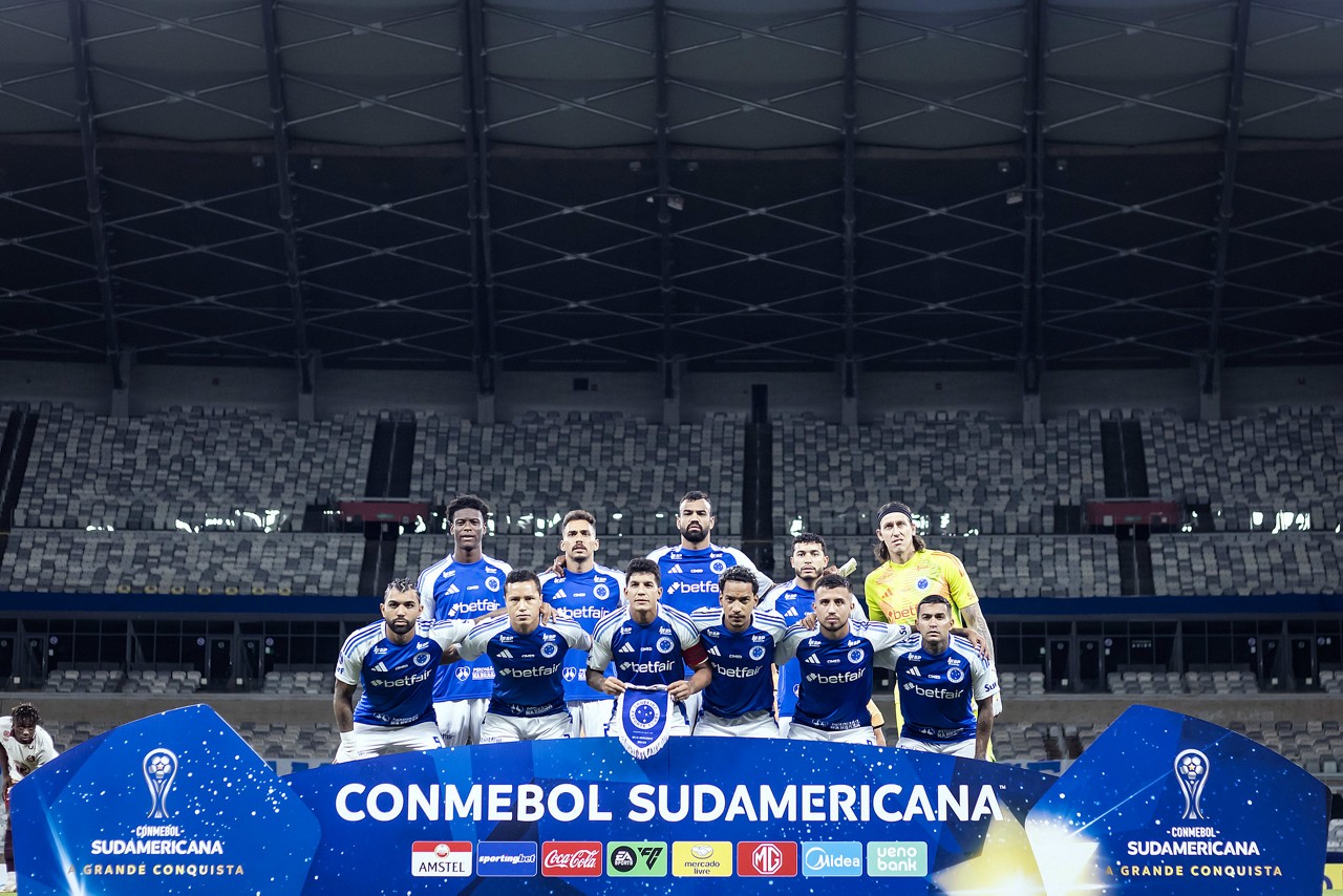 Jogadores do Cruzeiro posam para foto antes da partida contra o Mushuc Runa, no Mineirão