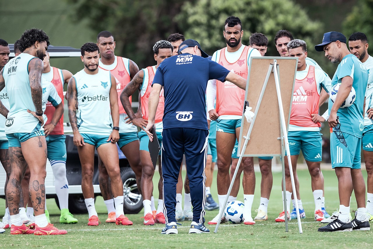 Jogadores do Cruzeiro são orientados pelo técnico Leonardo Jardim durante treino na Toca 2