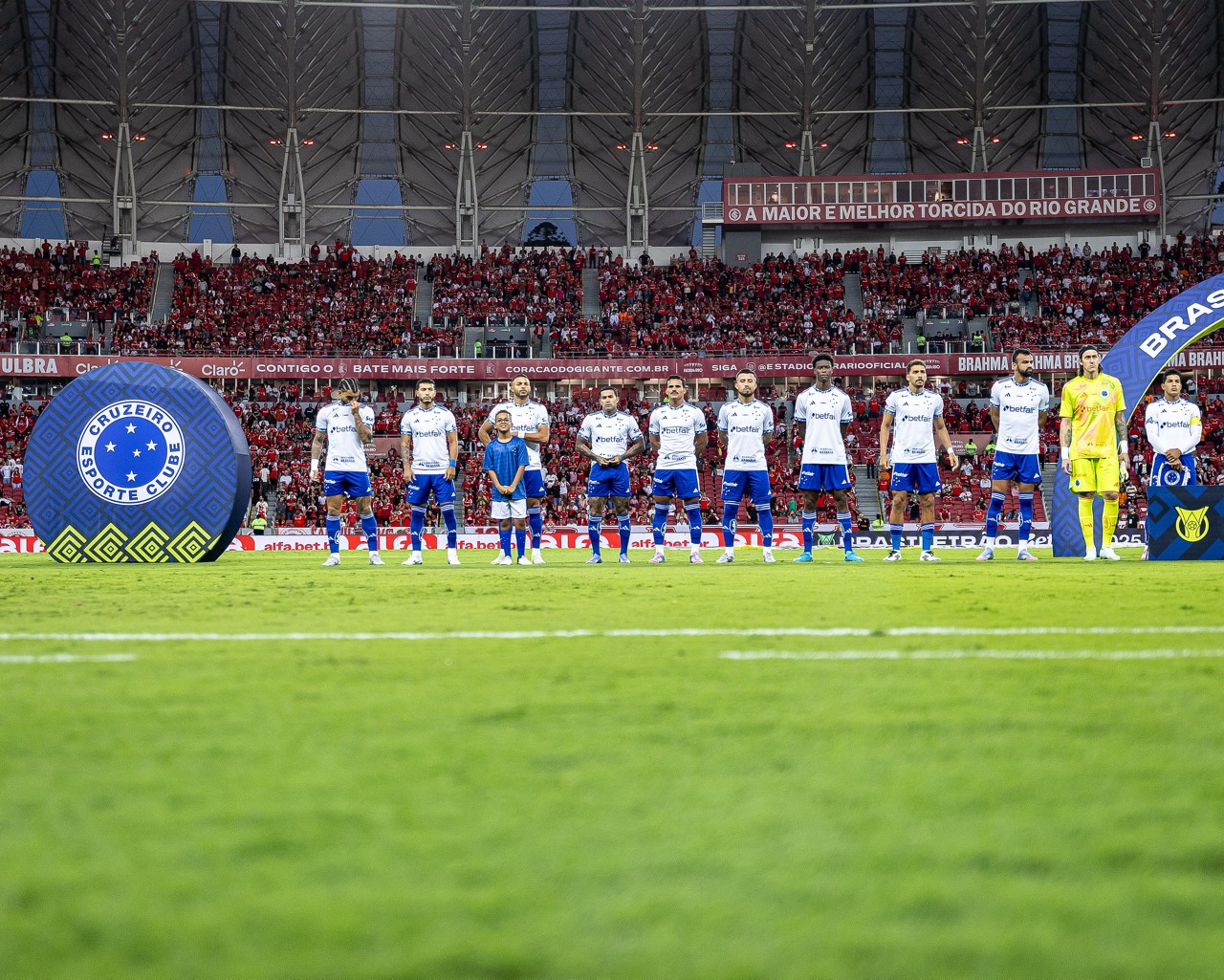 Elenco do Cruzeiro perfilado antes de a bola rolar contra o Internacional, no Beira-Rio