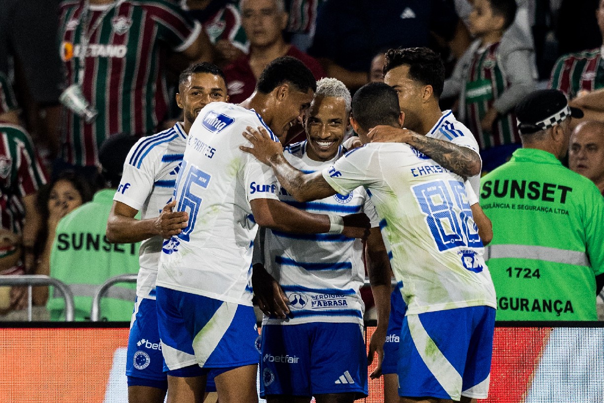 Jogadores do Cruzeiro celebram no Maracanã após gol sobre o Fluminense