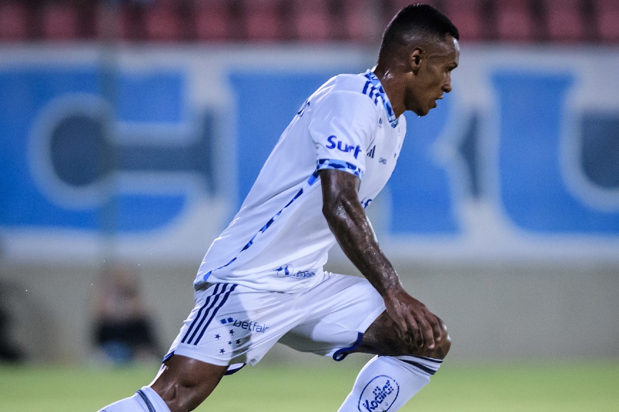 Marquinhos durante partida entre Cruzeiro e Democrata-GV, na Arena do Jacaré