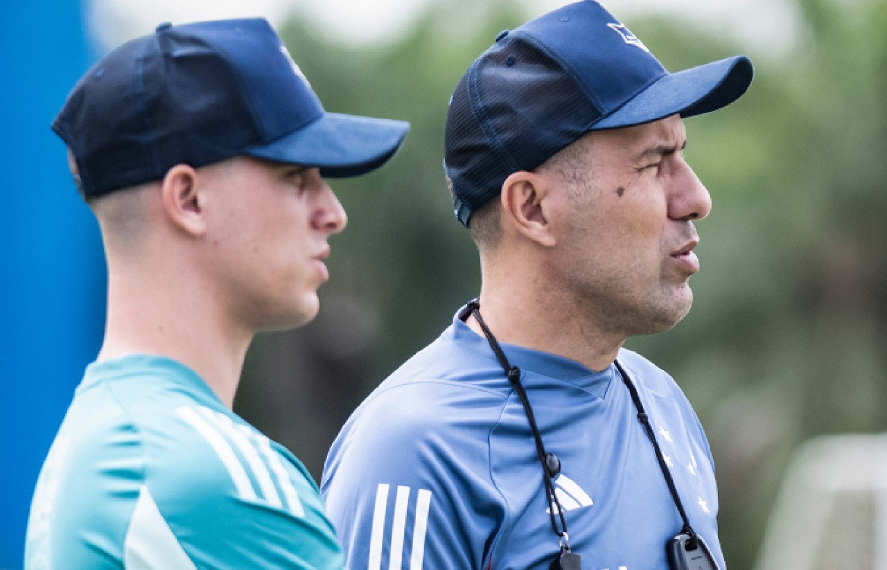 Leonardo Jardim, durante treino do Cruzeiro, na Toca da Raposa 2