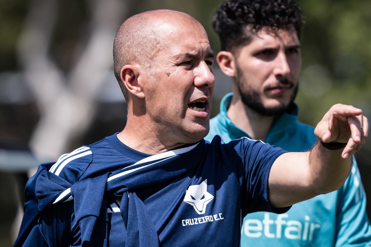 Leonardo Jardim durante treino do Cruzeiro na Toca da Raposa 2