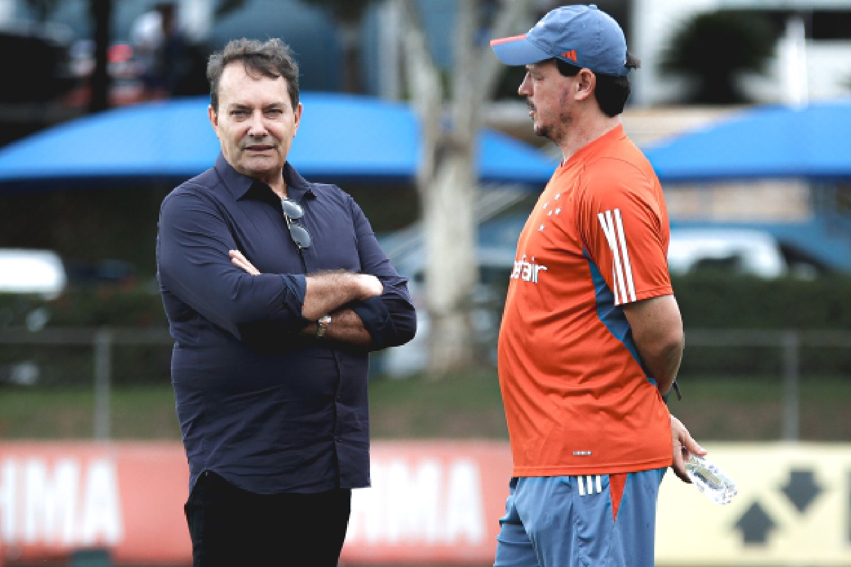 Pedro Lourenço conversa com Fernando Diniz durante treino do Cruzeiro na Toca