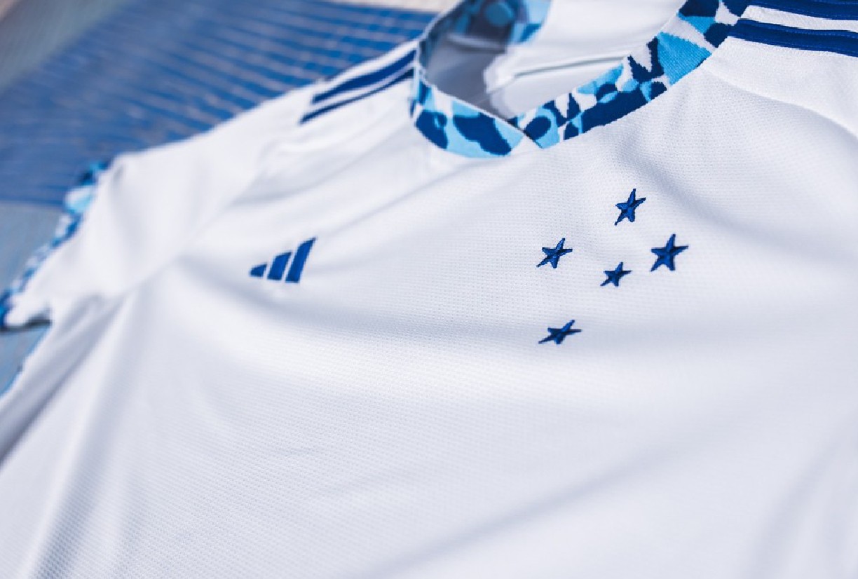 Camisa branca do Cruzeiro, modelo da última temporada