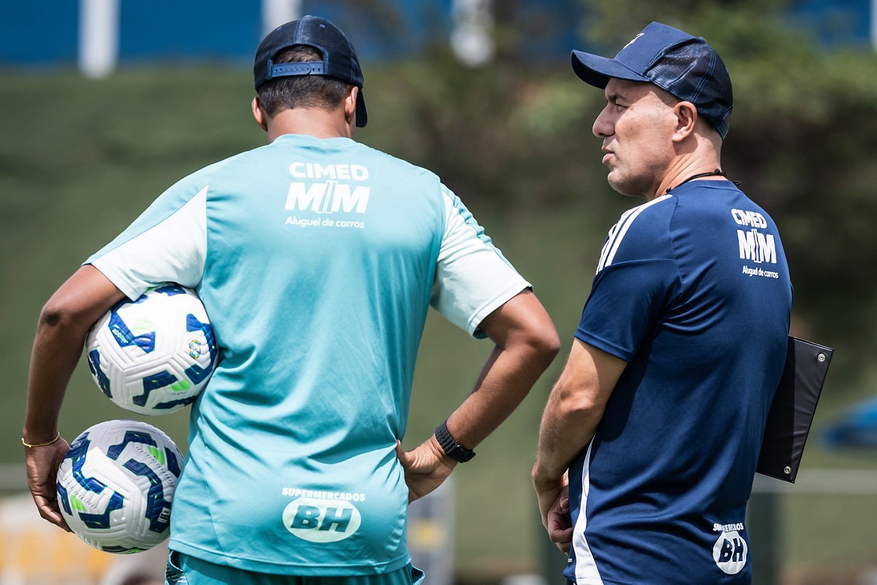 Técnico Leonardo Jardim conversa com auxiliares durante treino na Toca