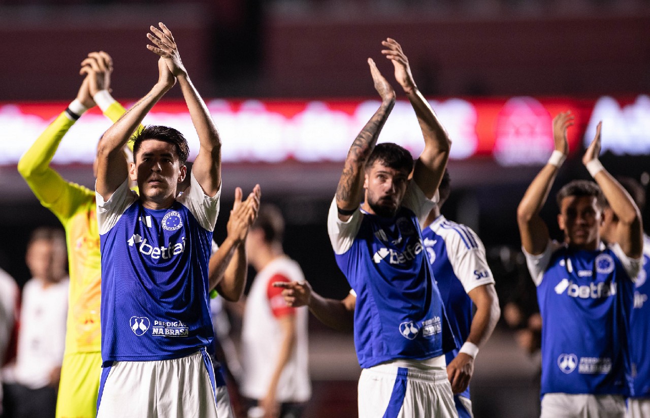 Jogadores do Cruzeiro aplaudem torcedores que compareceram ao Morumbis 