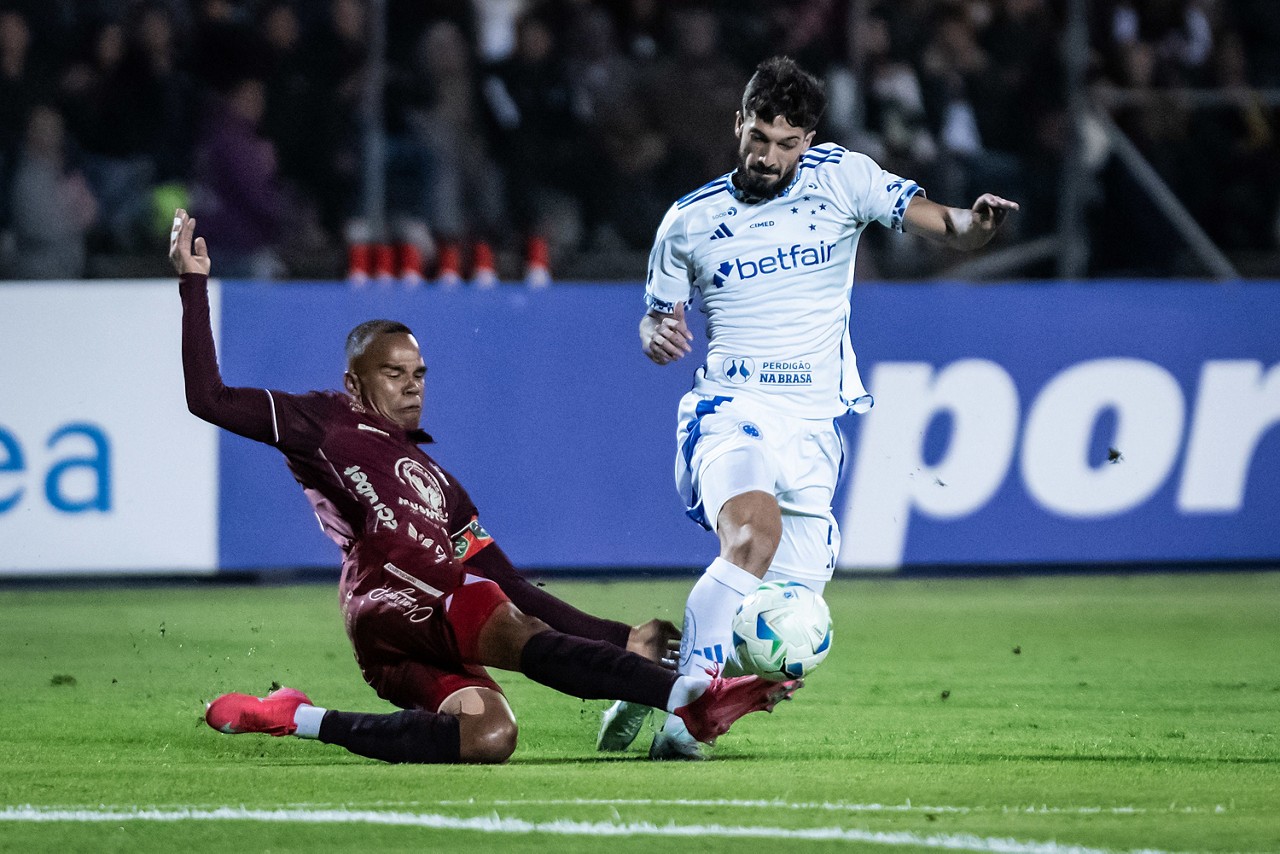 Lautaro em disputa de bola na partida contra o Mushuc Runa