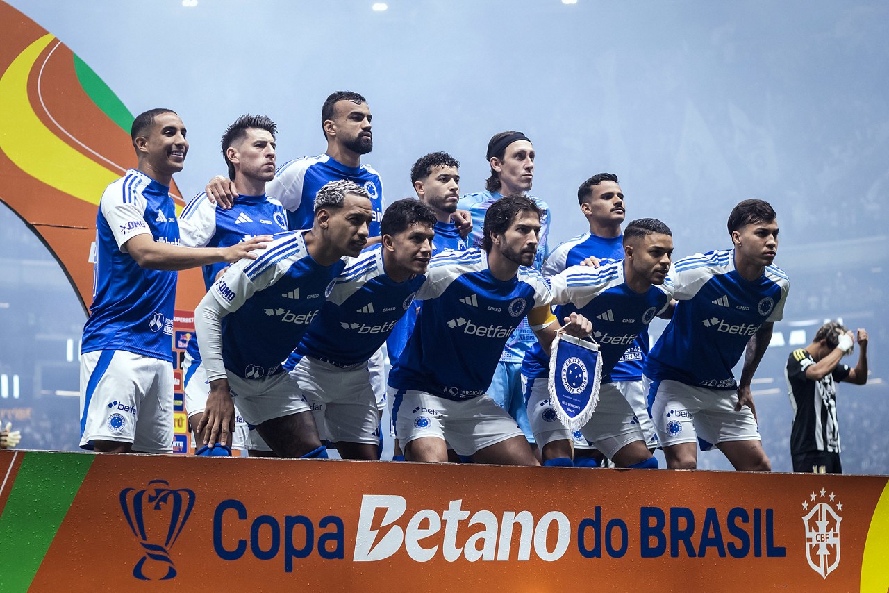 Elenco do Cruzeiro posa para foto antes de partida contra o Atlético, na Arena MRV