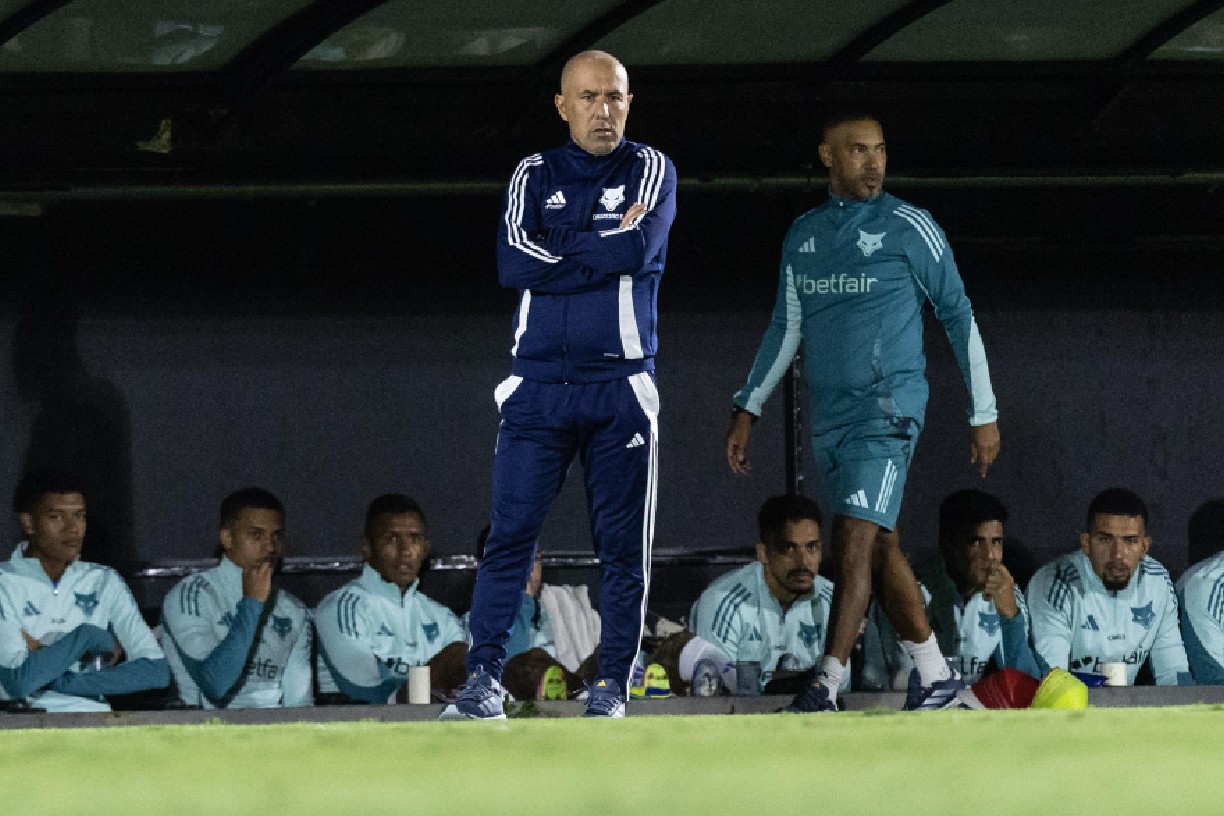 Leonardo Jardim durante jogo entre Red Bull Bragantino e Cruzeiro