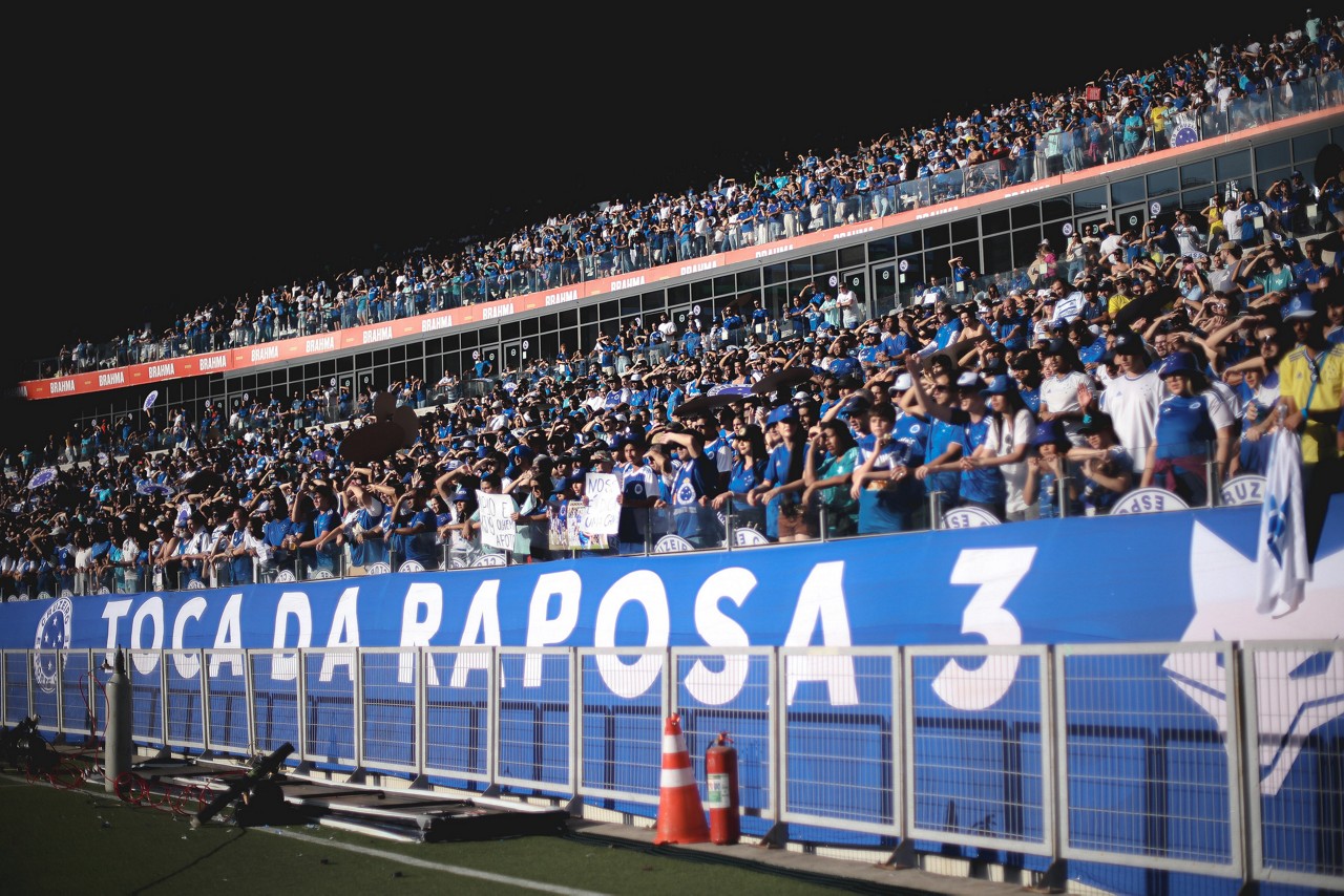 O torcedor do Cruzeiro tem dado show. E, por isso, merecia mais consideração. 
