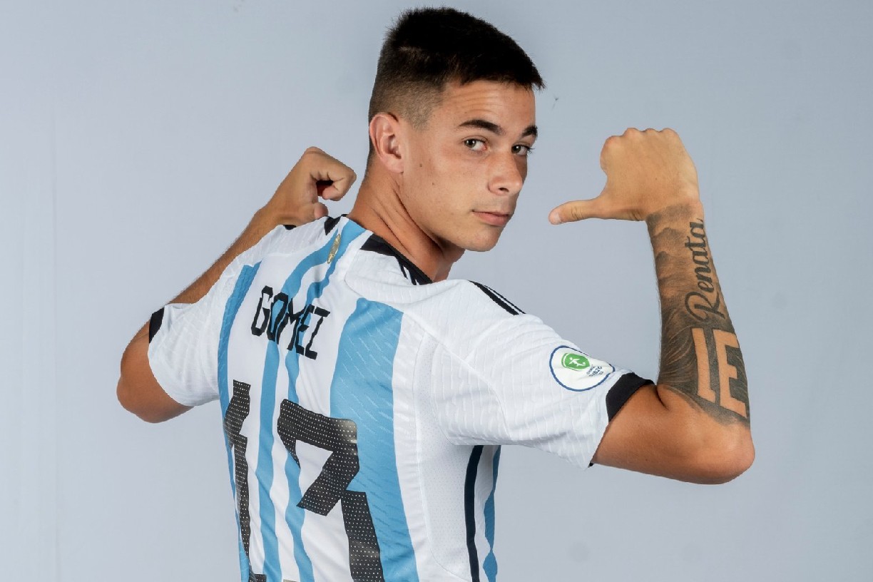 Valentín Gómez com a camisa da seleção argentina
