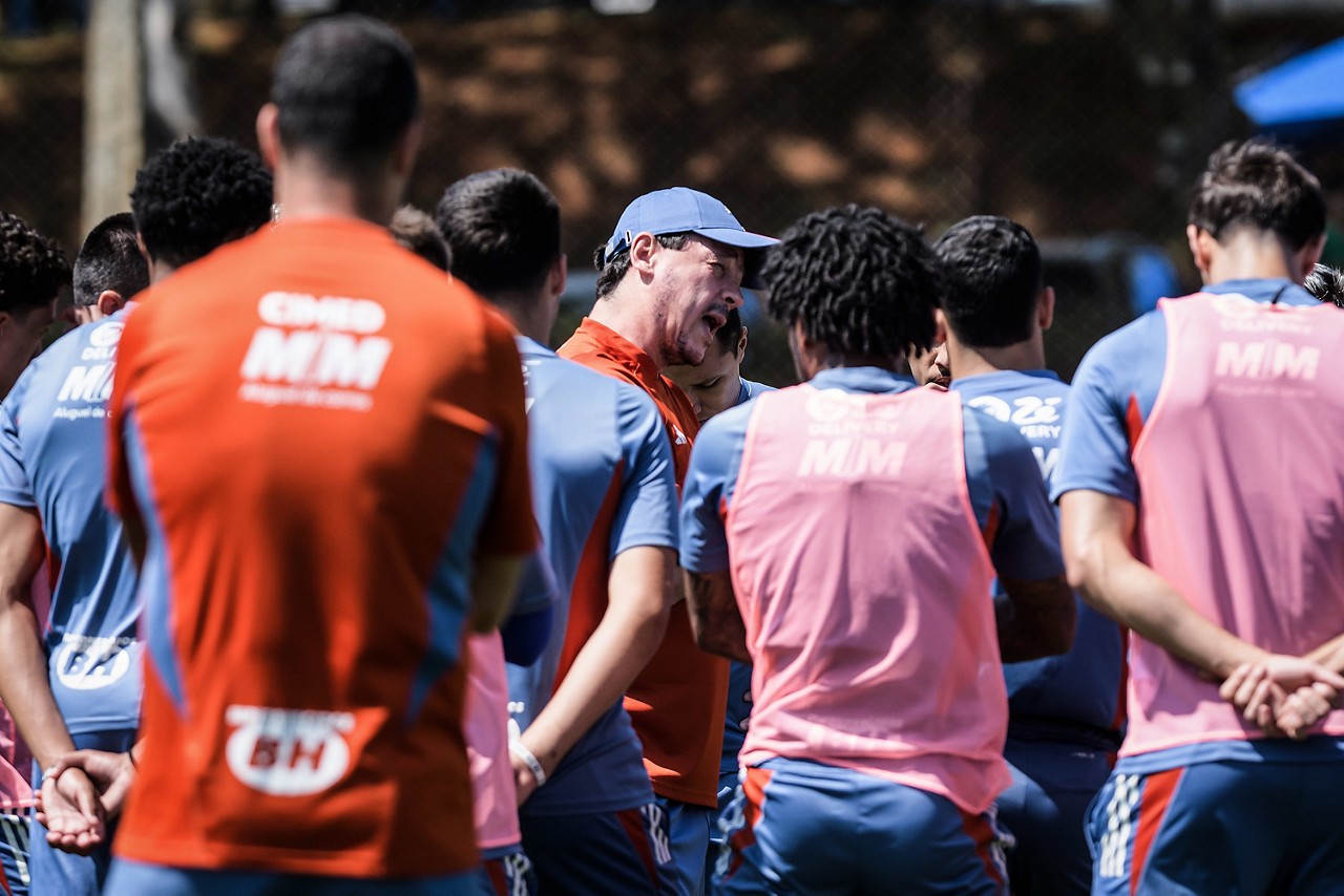 Fernando Diniz conversa com jogadores do Cruzeiro durante treino na Toca 