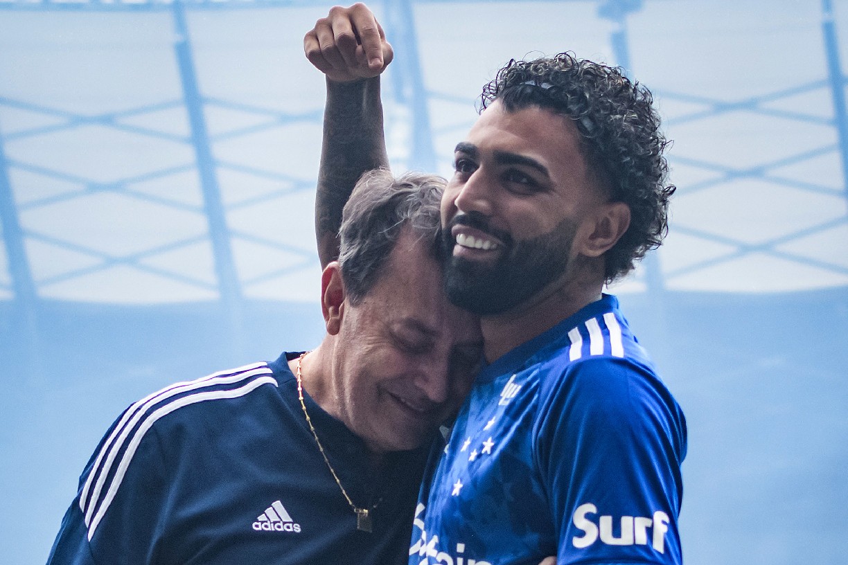 Pedro Lourenço recebe Gabriel Barbosa em apresentação no Mineirão 