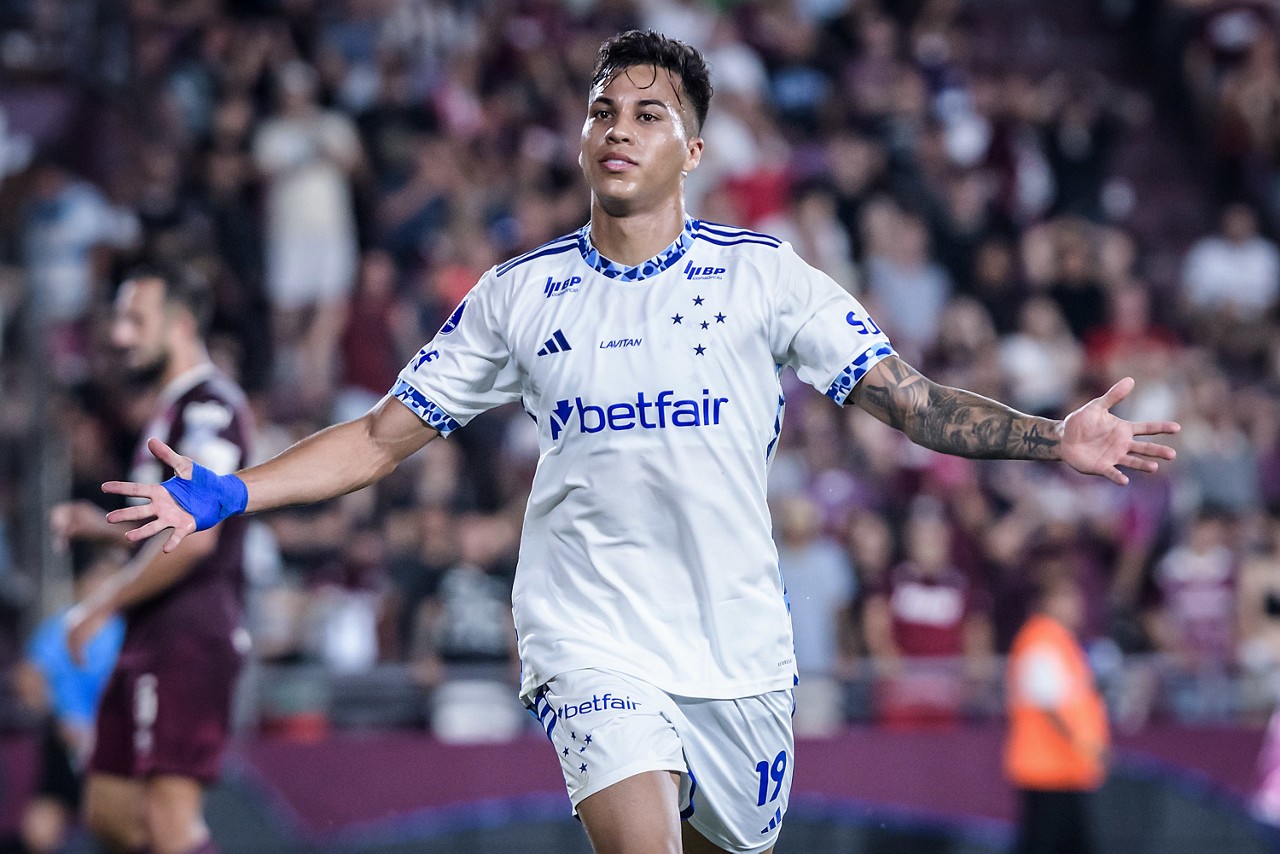 Kaio Jorge comemora gol com a camisa celeste; atacante terá numeração diferente em 2025