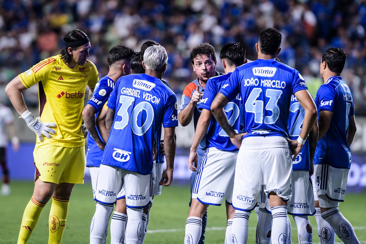 Diniz orienta jogadores do Cruzeiro no jogo contra o Flamengo