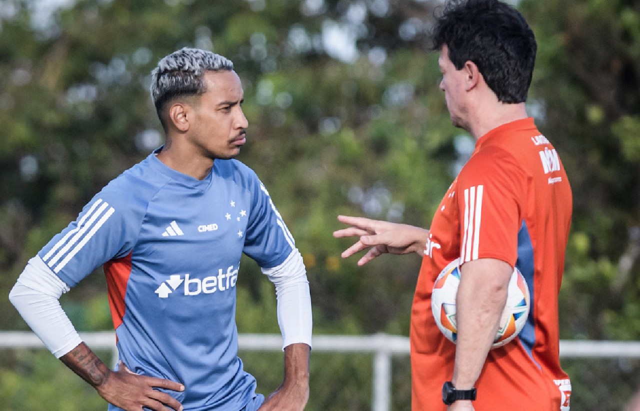 Matheus Pereira conversa com Diniz durante treinamento do Cruzeiro na Toca da Raposa